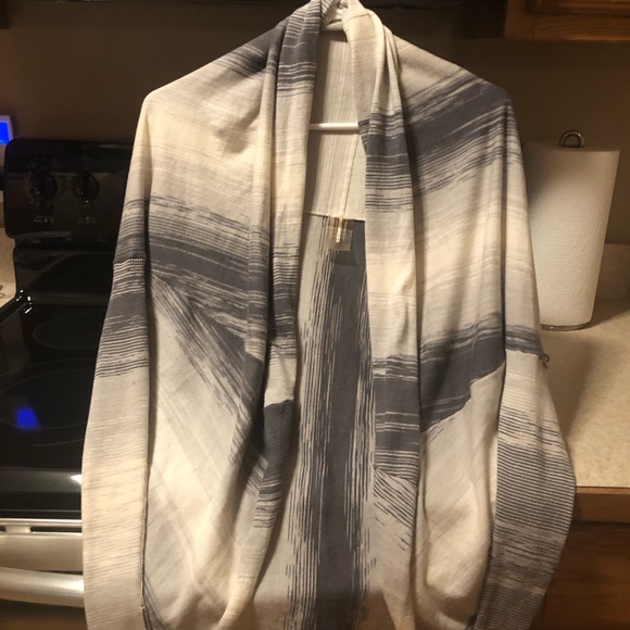 SOLD-Women’s Carrie Underwood Shawl/Wrap - Picture 3 of 4
